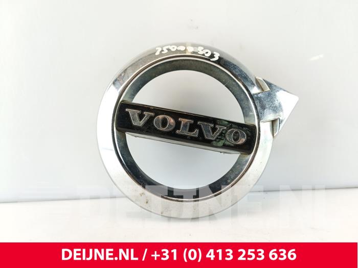 Używane Emblemat Volvo XC90 II 2.0 T8 16V Twin Engine AWD Cena € 35,00 Procedura marży oferowane przez van Deijne Onderdelen Uden B.V.