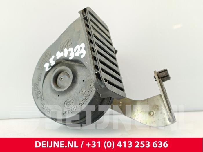 Używane Klakson Ford Transit Custom 2.0 TDCi 16V Eco Blue 105 Cena € 54,45 Z VAT oferowane przez van Deijne Onderdelen Uden B.V.