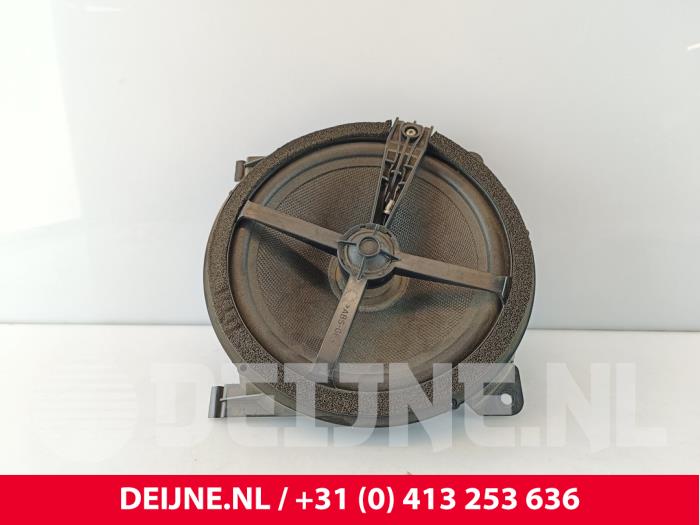 Parcel shelf speaker