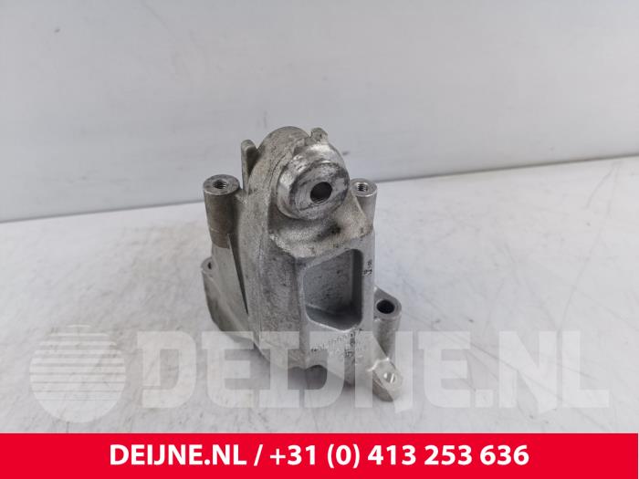 Used Engine mount Volkswagen Crafter 2.0 TDI 16V Price € 12,10 Inclusive VAT offered by van Deijne Onderdelen Uden B.V.