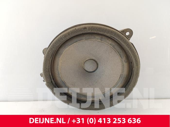 Używane Glosnik Volvo V60 II (ZW) 2.0 B3 16V Mild Hybrid Cena € 25,00 Procedura marży oferowane przez van Deijne Onderdelen Uden B.V.