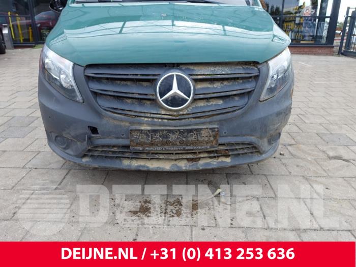 Używane Emblemat Mercedes eVito Tourer (447.7) 90 kWh Cena € 24,20 Z VAT oferowane przez van Deijne Onderdelen Uden B.V.
