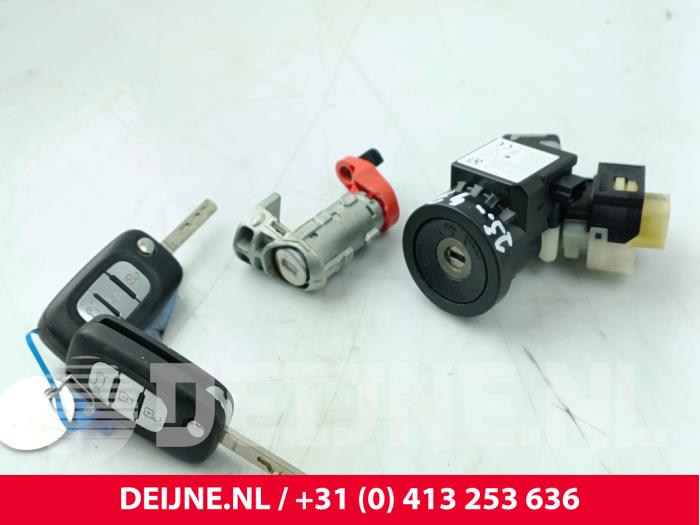 Używane Stacyjka + Kluczyk Nissan Primastar 2.0 dCi 130 Cena € 72,60 Z VAT oferowane przez van Deijne Onderdelen Uden B.V.