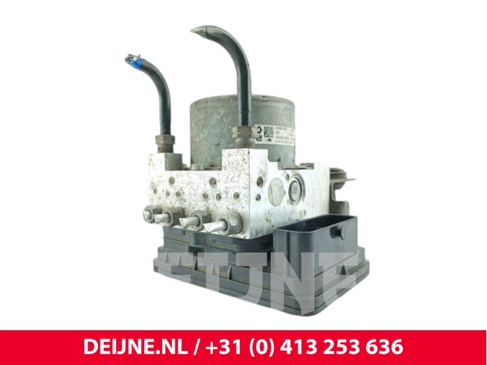 Usagé Pompe ABS Opel Vivaro 1.6 CDTI 95 Euro 6 Prix € 66,55 Prix TTC proposé par van Deijne Onderdelen Uden B.V.