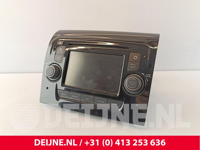 Używane Radio Fiat Ducato (250) 2.3 D 130 Multijet Cena € 423,50 Z VAT oferowane przez van Deijne Onderdelen Uden B.V.