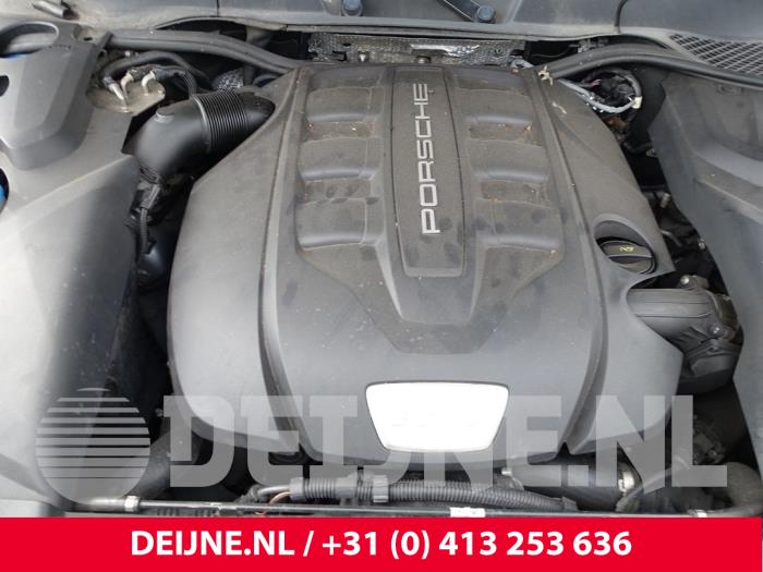 Gebrauchte Abdeckblech Motor Porsche Cayenne II (92A) 3.0 D V6 24V Preis auf Anfrage angeboten von van Deijne Onderdelen Uden B.V.