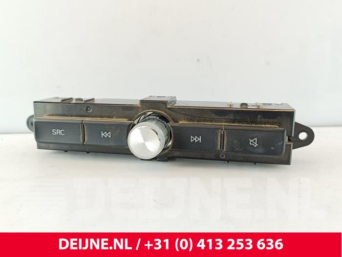 Używane Panel obslugi radia MG ZS EV Long Range 70 kWh Cena € 60,50 Z VAT oferowane przez van Deijne Onderdelen Uden B.V.