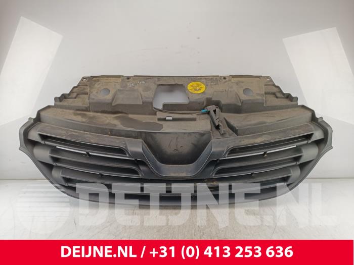 Używane Grill Renault Trafic (1FL/2FL/3FL/4FL) 1.6 dCi 145 Twin Turbo Cena € 66,55 Z VAT oferowane przez van Deijne Onderdelen Uden B.V.
