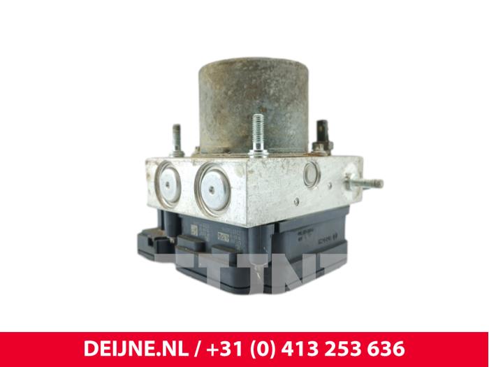 Usagé Pompe ABS Renault Master III (FV) 2.3 dCi 125 16V FWD Prix € 157,30 Prix TTC proposé par van Deijne Onderdelen Uden B.V.