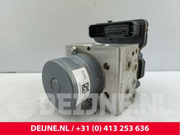 Używane Pompa ABS Mercedes eSprinter 3,5t (907.6/910.6) 314 Cena na żądanie oferowane przez van Deijne Onderdelen Uden B.V.