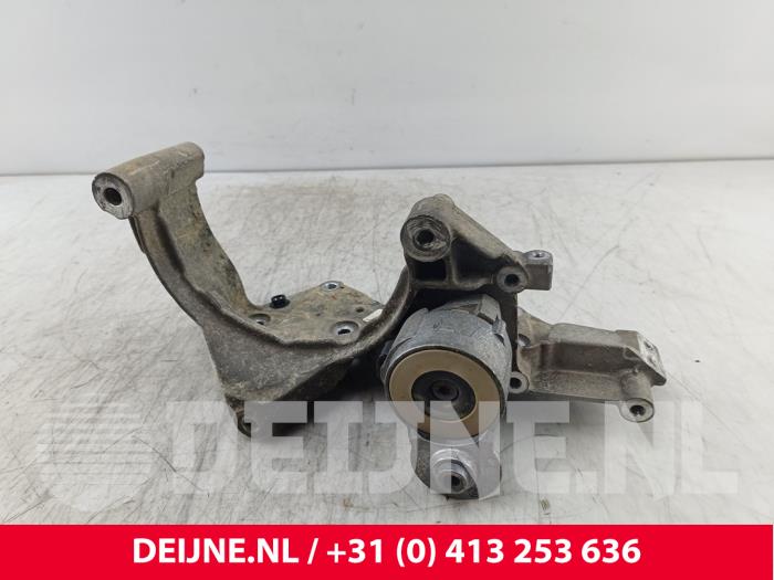 Usagé Support dynamo bas Iveco New Daily VI 33S14, 35C14, 35S14 Prix € 48,40 Prix TTC proposé par van Deijne Onderdelen Uden B.V.