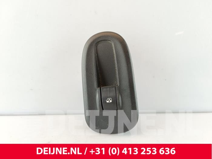Usados Interruptor de ventanilla eléctrica Nissan NV 400 2.3 dCi 130 16V Precio € 24,20 IVA incluido ofrecido por van Deijne Onderdelen Uden B.V.