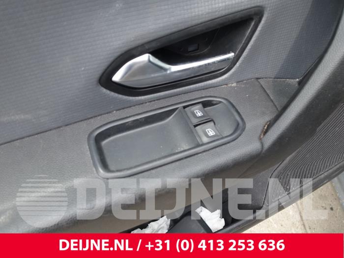 Usados Interruptor de ventanilla eléctrica Renault Express 1.3 TCE 100 16V Precio de solicitud ofrecido por van Deijne Onderdelen Uden B.V.