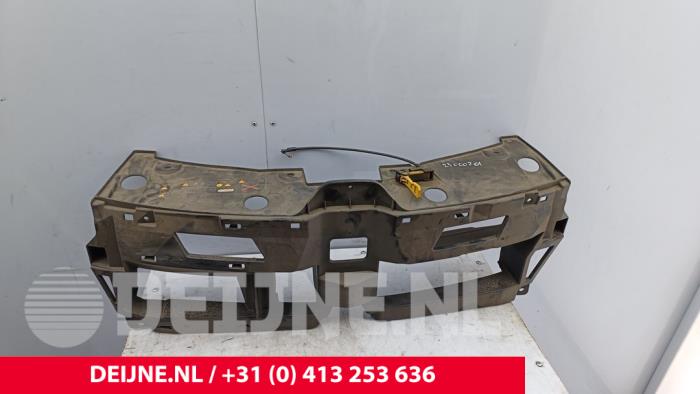 Używane Panel przedni Renault Express 1.3 TCE 100 16V Cena € 127,05 Z VAT oferowane przez van Deijne Onderdelen Uden B.V.