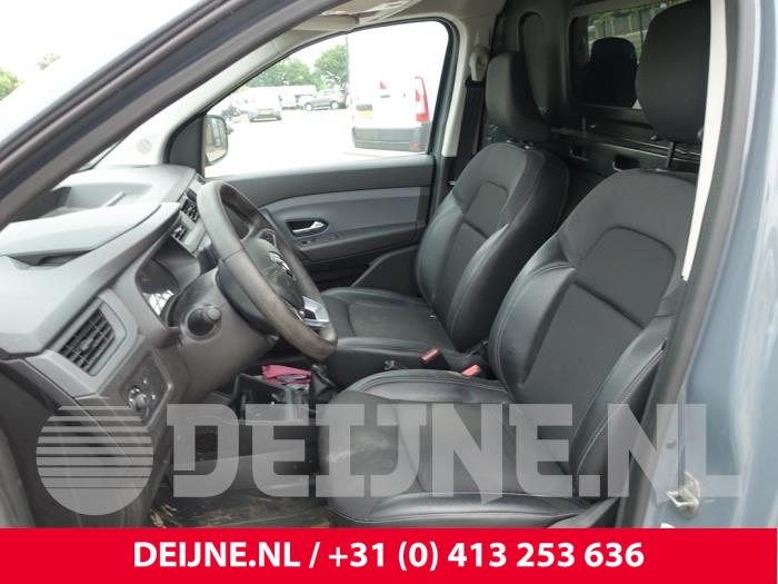 Używane Fotel lewy Renault Express 1.3 TCE 100 16V Cena € 242,00 Z VAT oferowane przez van Deijne Onderdelen Uden B.V.