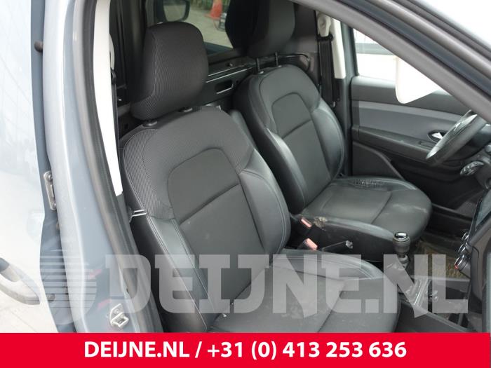 Używane Fotel prawy Renault Express 1.3 TCE 100 16V Cena € 423,50 Z VAT oferowane przez van Deijne Onderdelen Uden B.V.