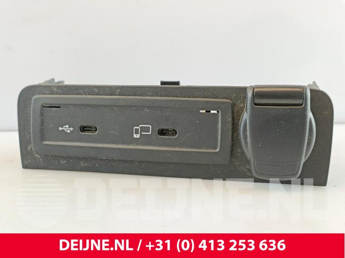 Używane Modul USB Mercedes Citan (420.6) 1.5 110 CDI Cena € 54,45 Z VAT oferowane przez van Deijne Onderdelen Uden B.V.
