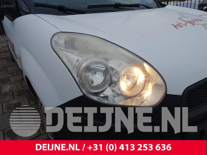 Używane Reflektor prawy Fiat Doblo Cargo (263) 1.6 D Multijet Cena € 42,35 Z VAT oferowane przez van Deijne Onderdelen Uden B.V.