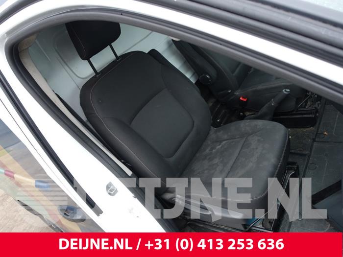 Używane Fotel prawy Renault Trafic (1FL/2FL/3FL/4FL) 1.6 dCi 90 Cena € 484,00 Z VAT oferowane przez van Deijne Onderdelen Uden B.V.