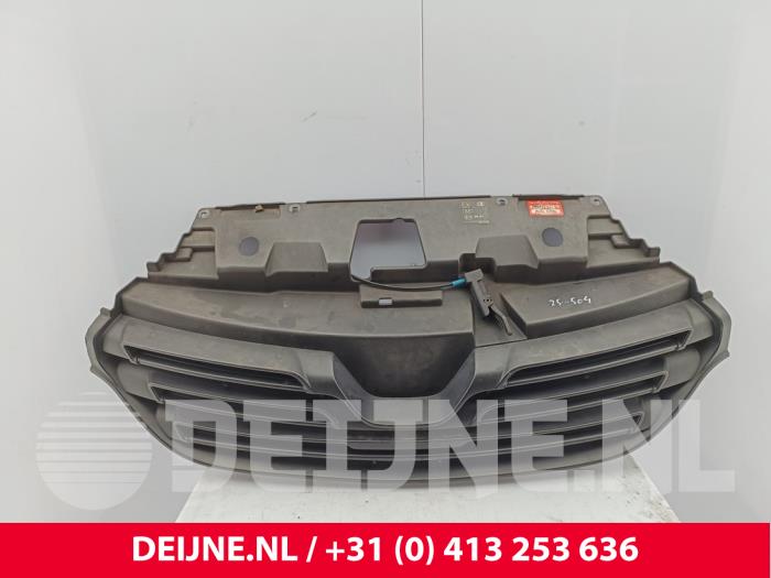 Używane Grill Renault Trafic (1FL/2FL/3FL/4FL) 1.6 dCi 90 Cena € 72,60 Z VAT oferowane przez van Deijne Onderdelen Uden B.V.