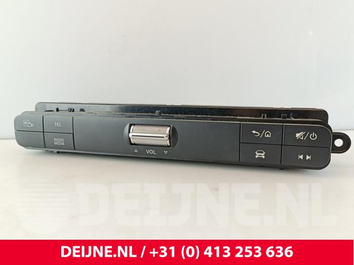 Używane Panel obslugi radia Mercedes Sprinter 3t (910.6) 211 CDI 2.1 D FWD Cena € 90,75 Z VAT oferowane przez van Deijne Onderdelen Uden B.V.