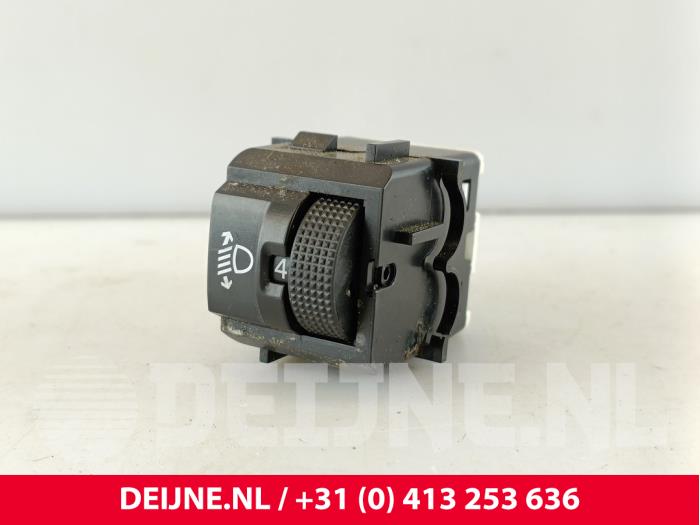 Używane Sciemniacz kokpitowy Peugeot Partner (EA//EF/EN/EU) 1.5 BlueHDi 100 Cena € 18,15 Z VAT oferowane przez van Deijne Onderdelen Uden B.V.