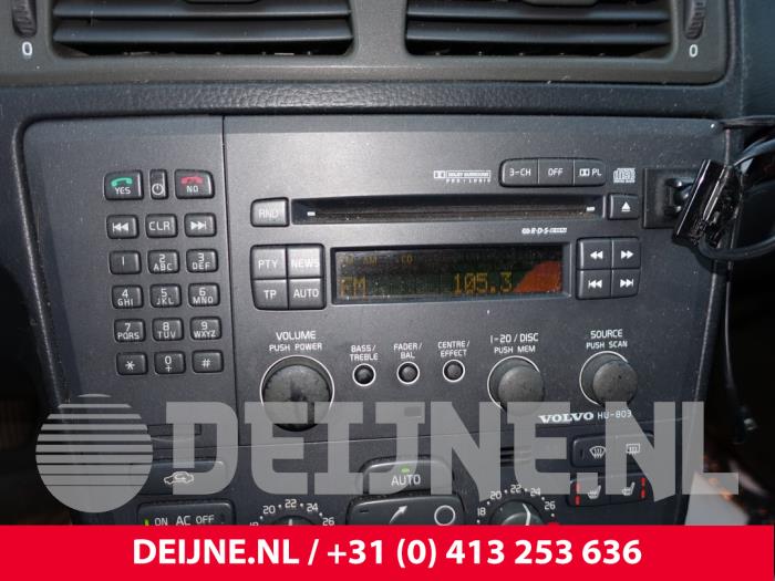 Używane Radio Volvo XC70 (SZ) XC70 2.4 T 20V Cena na żądanie oferowane przez van Deijne Onderdelen Uden B.V.