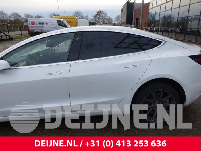 Usados Ventanilla triangular izquierda detrás Tesla Model 3 Long Range AWD 75 kWh Precio € 151,25 IVA incluido ofrecido por van Deijne Onderdelen Uden B.V.