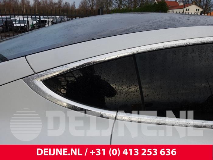 Usados Ventanilla triangular derecha detrás Tesla Model 3 Long Range AWD 75 kWh Precio de solicitud ofrecido por van Deijne Onderdelen Uden B.V.