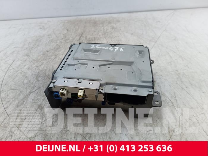 Używane Radio Mercedes eSprinter 3,5t (907.6/910.6) 314 Cena € 756,25 Z VAT oferowane przez van Deijne Onderdelen Uden B.V.
