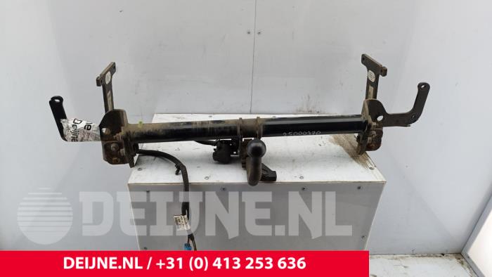 Używane Hak holowniczy Opel Vivaro 2.0 CDTI 122 Cena € 211,75 Z VAT oferowane przez van Deijne Onderdelen Uden B.V.