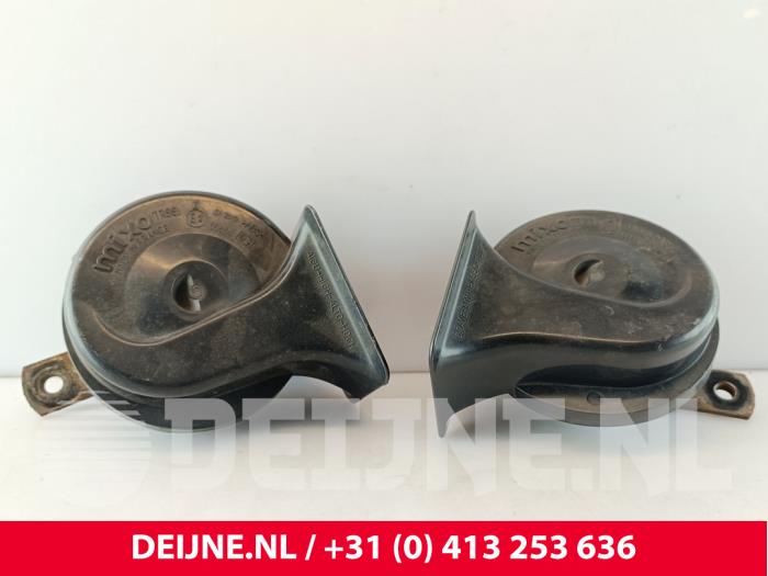 Używane Klakson Volvo C70 (NK) 2.3 T5 20V Cena € 25,00 Procedura marży oferowane przez van Deijne Onderdelen Uden B.V.