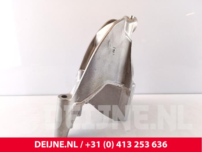 Engine mount from a Volkswagen Crafter (SY) 2.0 TDI RWD 2025