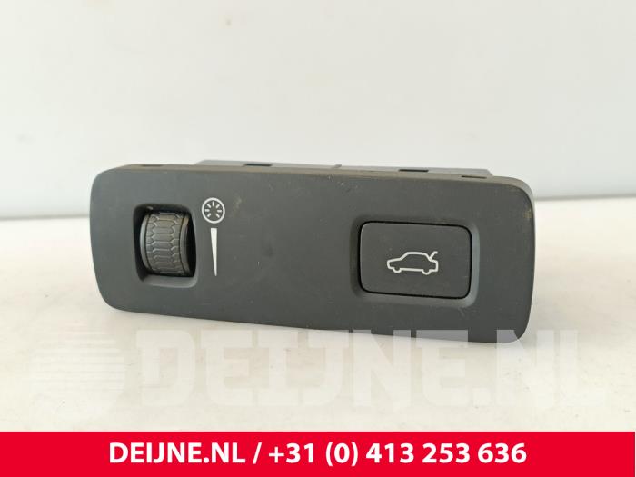 Używane Sciemniacz kokpitowy Volvo V90 II (PW) 2.0 D3 16V Cena € 25,00 Procedura marży oferowane przez van Deijne Onderdelen Uden B.V.