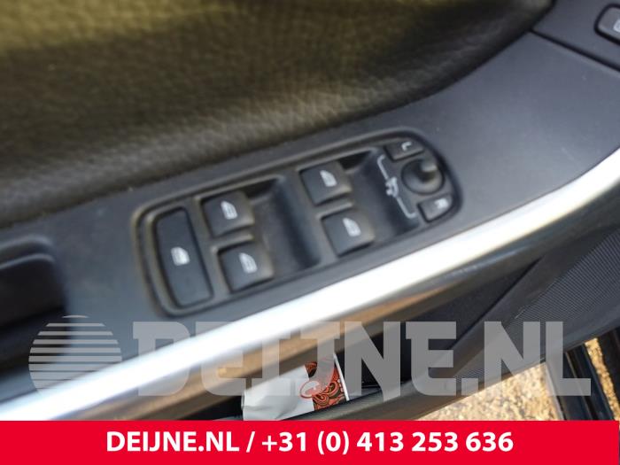 Usados Interruptor de ventanilla eléctrica Volvo S60 II (FS) 2.0 D3 20V Precio € 40,00 Norma de margen ofrecido por van Deijne Onderdelen Uden B.V.
