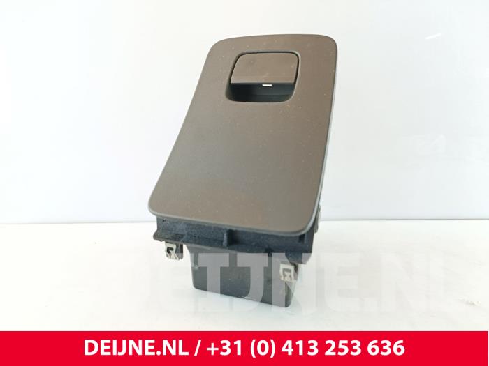 Używane Schowek Volvo XC90 II 2.0 B5 16V Mild Hybrid AWD Cena € 20,00 Procedura marży oferowane przez van Deijne Onderdelen Uden B.V.