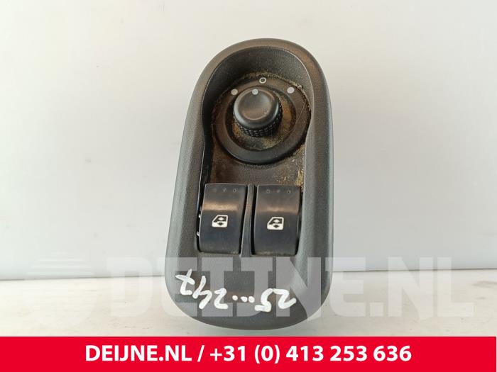 Usados Interruptor de ventanilla eléctrica Renault Master III (FV) 2.3 dCi 125 16V FWD Precio € 30,25 IVA incluido ofrecido por van Deijne Onderdelen Uden B.V.