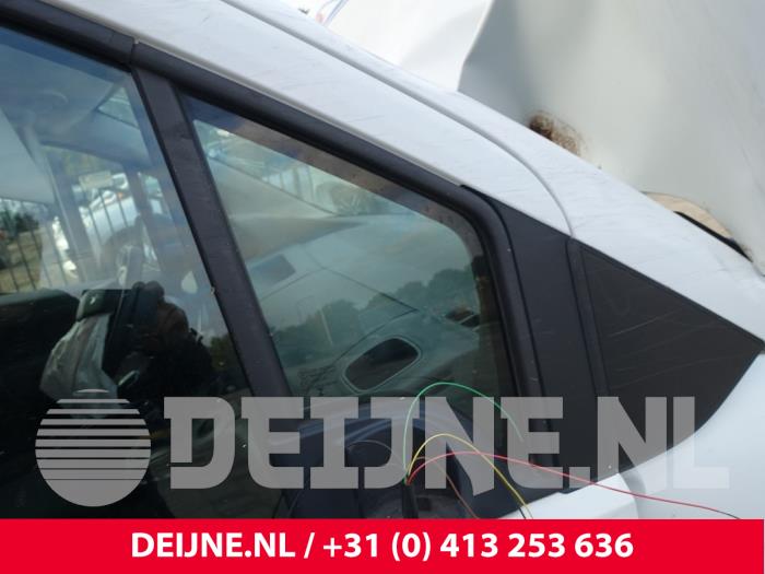 Usados Ventanilla triangular derecha delante Peugeot Partner (EA//EF/EN/EU) 1.5 BlueHDi 75 Precio € 151,25 IVA incluido ofrecido por van Deijne Onderdelen Uden B.V.