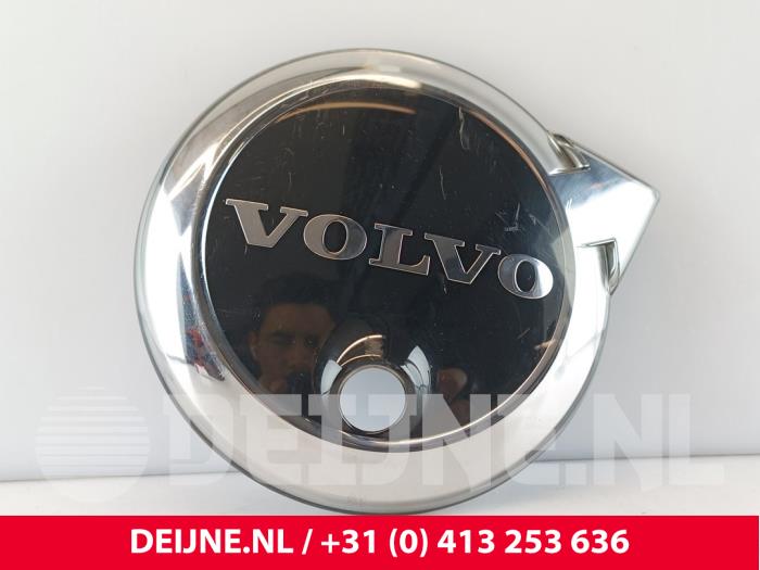 Używane Emblemat Volvo C40 Recharge (XK) Recharge Twin 78 kWh Cena € 96,80 Z VAT oferowane przez van Deijne Onderdelen Uden B.V.
