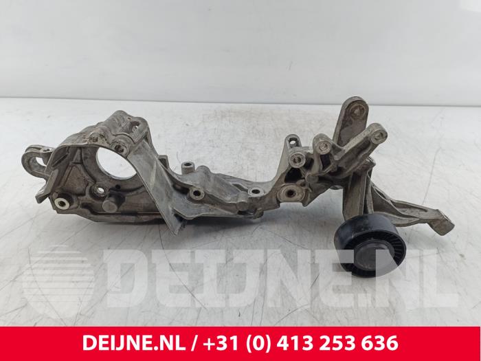 Usagé Support dynamo bas Volkswagen Transporter T6 2.0 TDI 150 Prix € 72,60 Prix TTC proposé par van Deijne Onderdelen Uden B.V.
