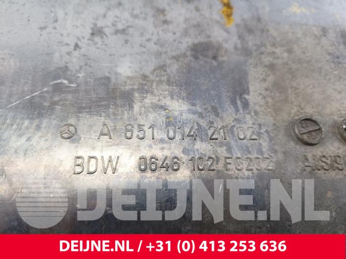 Used Sump Mercedes Vito (639.6) 2.2 110 CDI 16V Euro 5 Price € 89,54 Inclusive VAT offered by van Deijne Onderdelen Uden B.V.