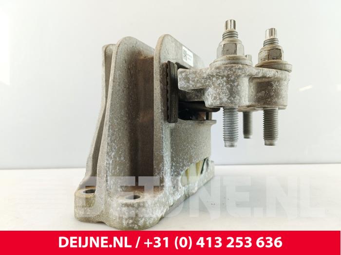 Engine mount from a Ford Transit Custom 2.0 TDCi 16V Eco Blue 130 2019