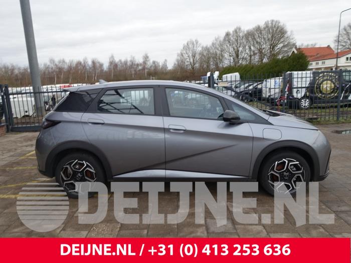 Usados Ventanilla triangular derecha delante BYD Dolphin 60,4 kWh Precio € 66,55 IVA incluido ofrecido por van Deijne Onderdelen Uden B.V.