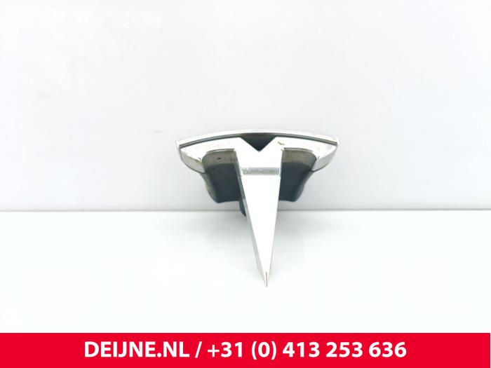 Używane Emblemat Tesla Model S 75D Cena € 18,15 Z VAT oferowane przez van Deijne Onderdelen Uden B.V.