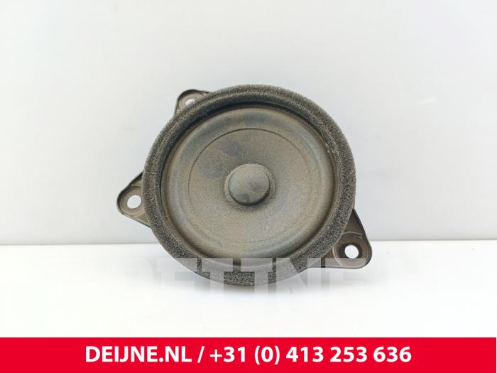 Używane Glosnik Lynk &amp; Co 01 1.5 PHEV Cena € 18,15 Z VAT oferowane przez van Deijne Onderdelen Uden B.V.