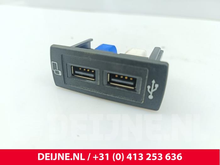 Begagnade USB-modul Mercedes Vito (447.6) 1.6 111 CDI 16V Pris € 84,70 Inklusive moms erbjuds av van Deijne Onderdelen Uden B.V.