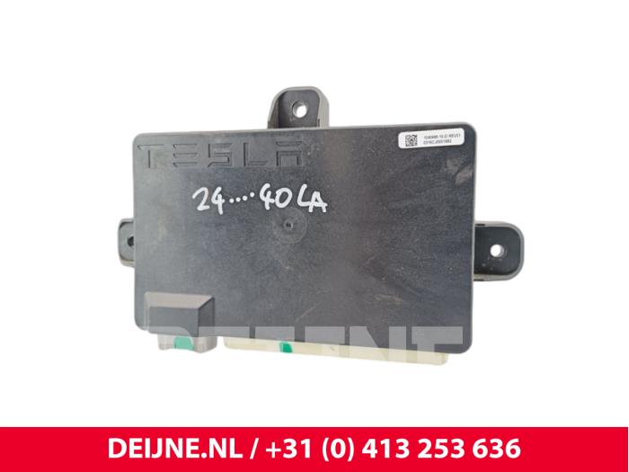 Używane Modul centralnego zamka Tesla Model X P90D Cena € 78,65 Z VAT oferowane przez van Deijne Onderdelen Uden B.V.