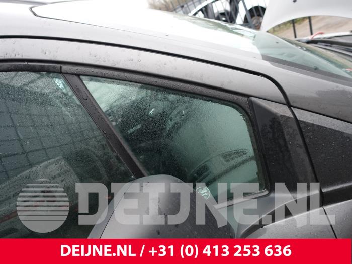 Usados Ventanilla triangular derecha delante Ford Transit Connect (PJ2) 1.5 TDCi ECOnetic Precio € 36,30 IVA incluido ofrecido por van Deijne Onderdelen Uden B.V.