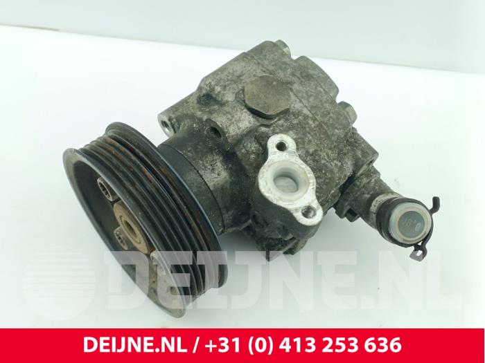 Usagé Pompe de direction Volkswagen Caddy III (2KA,2KH,2CA,2CH) 1.9 TDI Prix € 30,25 Prix TTC proposé par van Deijne Onderdelen Uden B.V.