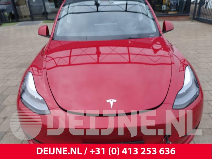 Używane Maska Tesla Model Y (5YJY) RWD Cena € 1.089,00 Z VAT oferowane przez van Deijne Onderdelen Uden B.V.